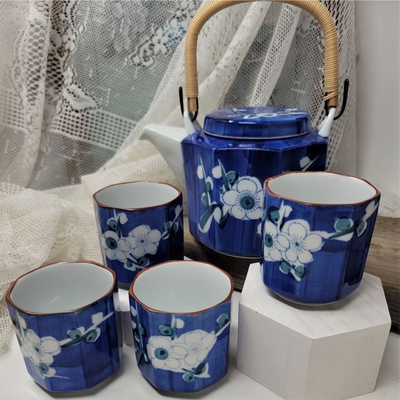 Japanese White Blue Floral Hand Painted Tea Pot & 4 Cup Set Made in Japan Vintag - Picture 4 of 10